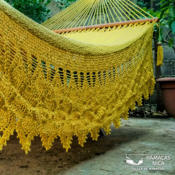 Hamaca King Size Amarilla con Orillas Ondas Crochet - Imagen 3